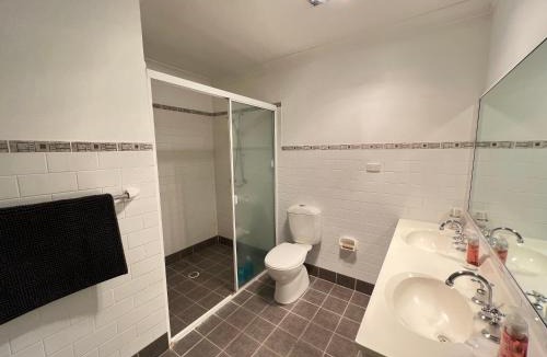 Rydalmere House | Cozy Queen Room in Sydney's West - R7