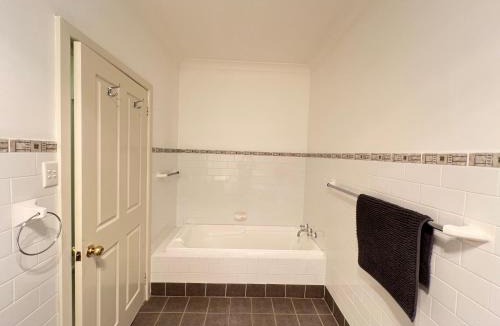 Rydalmere House | Cozy Queen Room in Sydney's West - R7