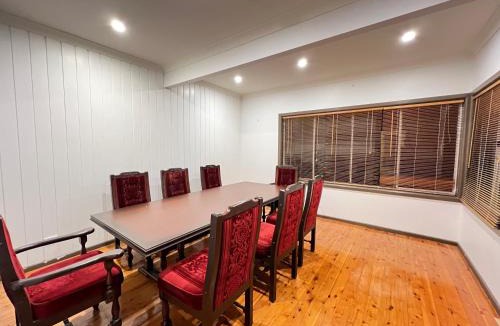 Rydalmere House | Cozy Queen Room in Sydney's West - R7