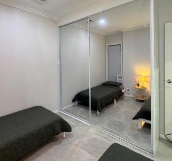 Revesby House | Cozy Twins Room with 2 Comfortable Single Beds