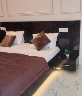 Greater Noida House | Craviq Hotels -1