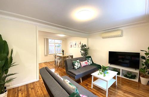 Pennant Hills House | Creekside House - 3 bedrooms & 2 bathrooms entire house