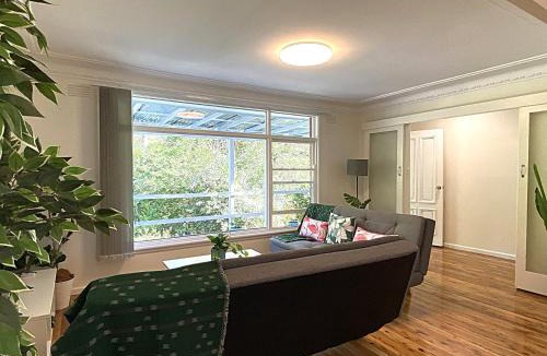 Pennant Hills House | Creekside House - 3 bedrooms & 2 bathrooms entire house