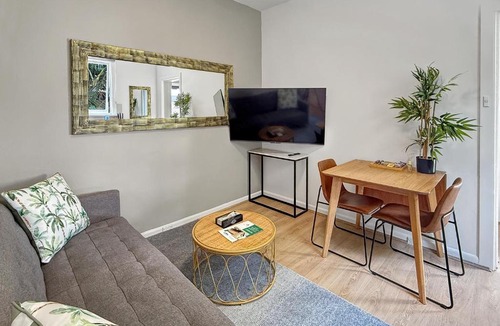 North Sydney Apartment | Cute 1 bedroom with sunny courtyard garden