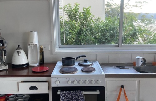 Little Wobby House | Cute Hawkesbury River shack w/jetty, kayaks, bush & artist studio. Dogs ok.