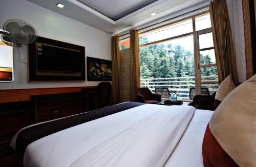 Baldeyan House | Decent Stays BnB in NEW SIMLA - 3BHK apartments - PRIVATE PARKING - BALCONY VIEW