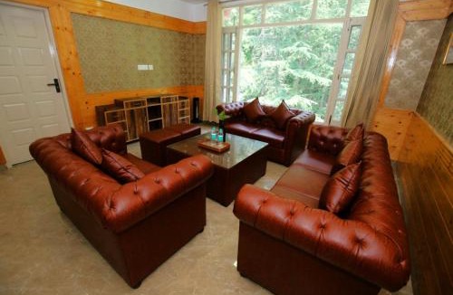 Baldeyan House | Decent Stays BnB in NEW SIMLA - 3BHK apartments - PRIVATE PARKING - BALCONY VIEW