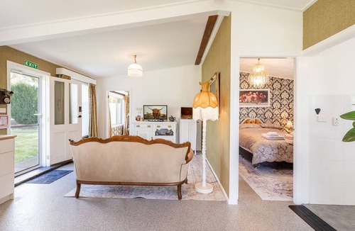 Woodville House | Dei Gratia High Tea House, 11A Loch Goyle Dr, Woodville - a quirky retreat with linen, aircon and Wi-Fi