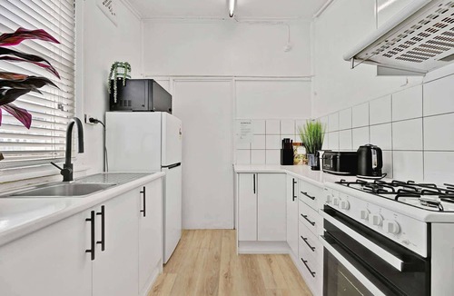 Bathurst Apartment | Dejorja Studio - CBD, Eclectic Retreat for 2