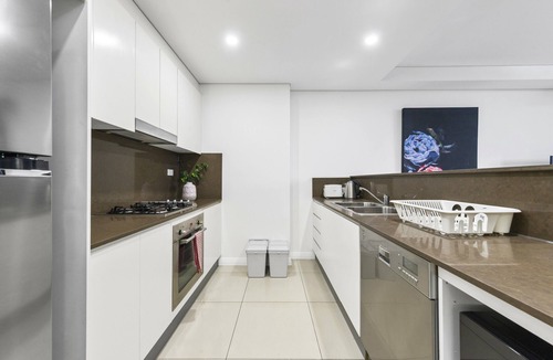 Mascot Apartment | Delightful 3-bedroom apartment with AC in Mascot