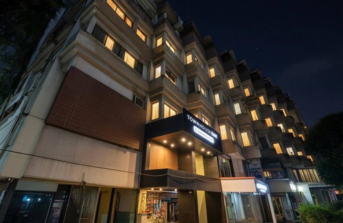 Pune House | Deluxe Popular Hotel