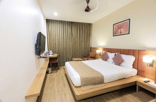 Sayajiganj Hotel | Deluxe room at Palette Hotel Surya Vadodara