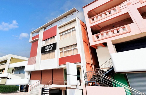 MVP Colony House | Deluxe With Twin Bed Lotus Park Hotel