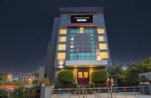 Gomti Nagar House | DeluxeHotel Sunshine