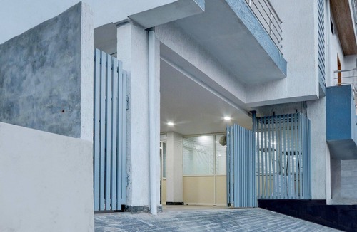 Hyderabad House | DeluxeNest Guest House