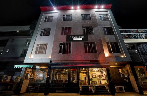 Bani Park House | DeluxeTownhouse Aroma Residency