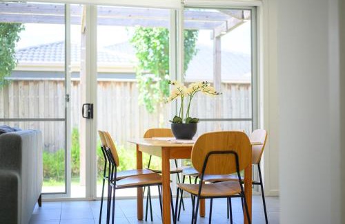 Denham Court House | Denham Court Adorable 4Br house with Wifi &Parking