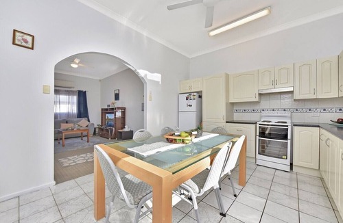 Cessnock House | Discover Cessnock Vineyard Delights - Book Direct