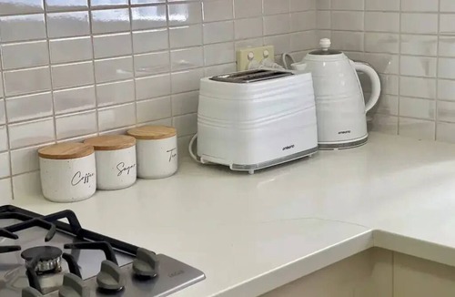 Wagga Wagga Apartment | Discover urban living in our contemporary townhouse!