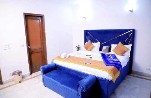 Saket Apartment | Divine India Service Apartment 1bhk, D-198,UGF Near Max Hospital Saket