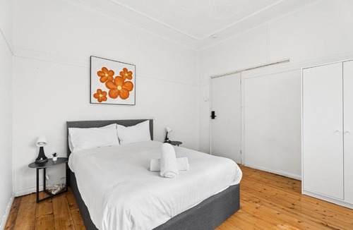 Hurstville House | Double Bed Room with Easy Commute to Hurstville Station - Shared Bathroom