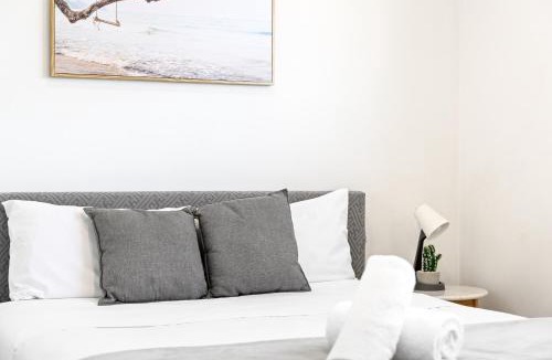 Guildford West House | Double Room in Guildford West - Near Parks & Eateries - Explore with Ease - Shared Bathroom