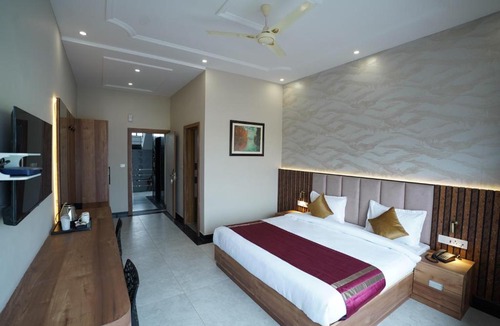 Haldwani Hotel | Dreamy Desert Hotel