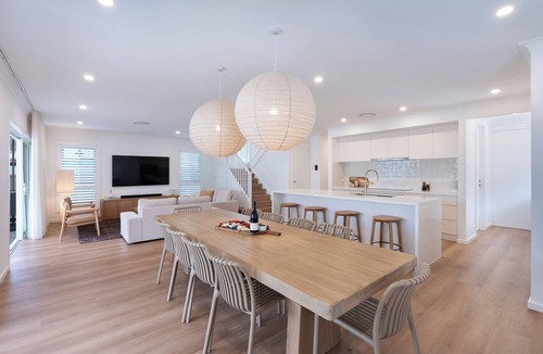 Vincentia House | Dune Jervis Bay: Luxury brand new beach house: Short walk to white sand beaches