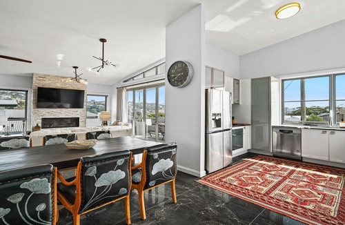 Terrigal House | Easy walk to Terrigal, beach, boutique shops, eateries and watersports