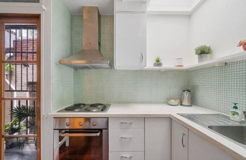 Edgecliff Apartment | Eclectic Rushcutters Gem - Foosteps to the Harbour