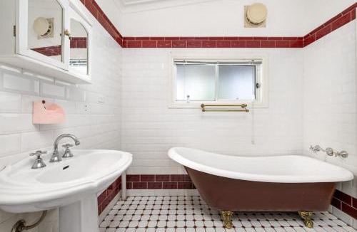 Lidcombe House | Elegant Double Room Lidcombe - Close to Transport & Shops - Shared Bathroom and Amenities