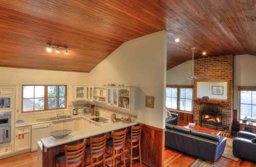 Blackheath House | Elsewhere Retreat Spectacular views, serenity & privacy on 40 acres in Megalong