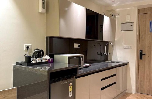 Jaypee Greens Bed & Breakfast | Eminence suites