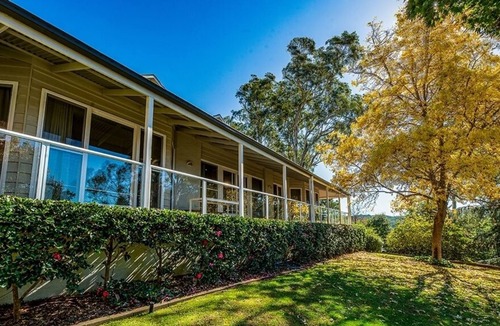 Bowral House | Escape the everyday overlooking Mount Gibraltar