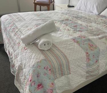 Ettalong Beach Hotel | Ettalong Beach motel