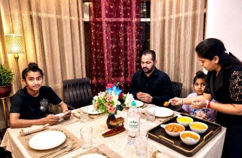 Srinagar House | Everest Guest House