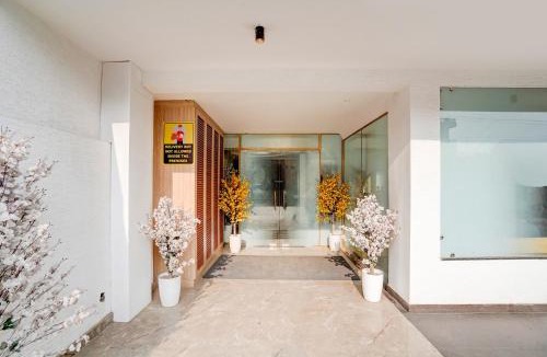 Udyog Vihar Hotel | FabHotel Amrit Luxury Inn- Near Candor Tech Space