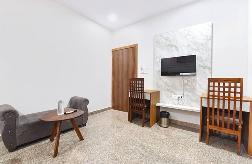 Malviya Nagar Hotel | FabHotel Maruti - Near Jawahar Circle, Patrika Gate