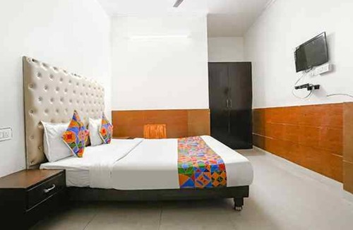 Lajpat Nagar Hotel | Fabhotel The Lazeez