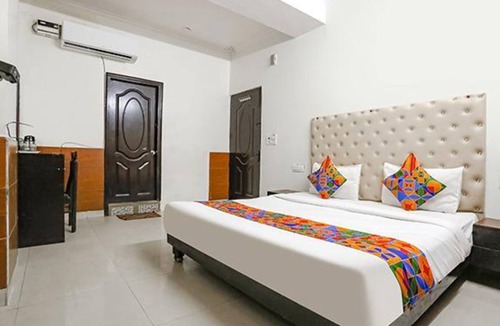 Lajpat Nagar Hotel | Fabhotel The Lazeez