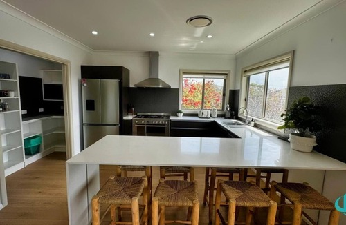 Caves Beach House | Finns - perfect location - access to resort pool and beach