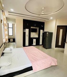 Malviya Nagar Apartment | Flat in Malviya Nagar spacious 2 beds for 4 guests