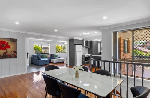 Forster House | Forster 8BR home, free parking, near shop & beach