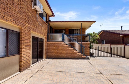 Forster House | Forster 8BR home, free parking, near shop & beach