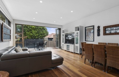 North Bondi House | Frederick Beach House - 3 bedrooms, Pool, AC, Parking