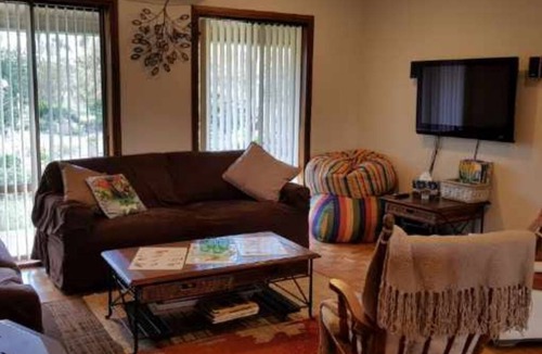 Big Hill House | FREE 2PM CHECKOUT at ROLLING HILLS FARMSTAY at Big Hill, sleeps up to 16.