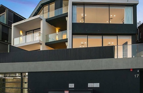 Tamarama Apartment | Glamarama is a stunning 2-bed apartment with Tama Beach views!