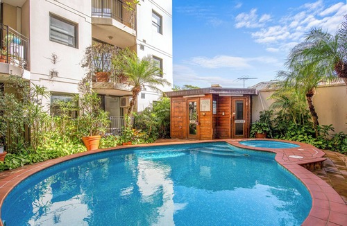 Glebe Apartment | Glebe Corner Walkable City Fringe Base with Pool