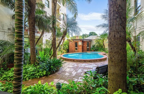 Glebe Apartment | Glebe Corner Walkable City Fringe Base with Pool