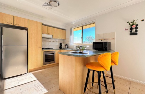 Glenmore Park House | Glenmore Park Family Holiday Home Sleeps 10 Near Blue Mountains, Penrith